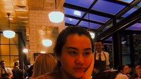 Tanpa senyum mengembang, Aaliyah tetap cantik menunggu menu pesanannya datang di sebuah restoran. Ia kini sudah menginjak usia 16 tahun. Foto: Instagram aaliyah.massaid