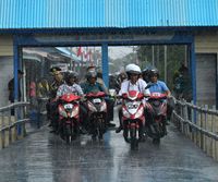 Jokowi saat naik motor di Asmat.