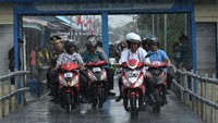 Jokowi menunggangi motor listrik bersama dengan Ibu negara Iriana Jokowi saat menuju Aula Wiyata Mandala, Dinas Pendidikan Kabupaten Asmat. Dok. Biro Pers Setpres.