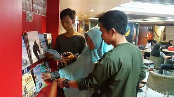 Radmiadi dan Kisah Pojok Baca di Kapal Feri Selat Sunda