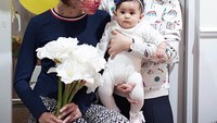 Tak sendiri, Ryana Dea mengajak sang buah hati yang masih bayi. Dia juga memposting foto bersama sang calon manten di akun Instagram. Foto: Instagram Syahnaz