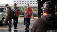 Mantan Kepala Badan Penyehatan Perbankan Nasional (BPPN) Syafruddin Arsyad Temenggung tiba untuk menjalani pemeriksaan di gedung Komisi Pemberantasan Korupsi (KPK), Jakarta, Jumat (13/4/2018).