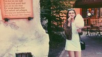  Liburan ke Belanda, Aaliyah terlihat menikmati gulali di tangannya. Meski fotonya diambil candid, Aaliyah tetap manis. Foto: Instagram aaliyah.massaid