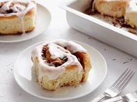 Wow, Toko Roti Ini Pecahkan Rekor dengan Ciptakan Cinnamon Roll Setengah Ton