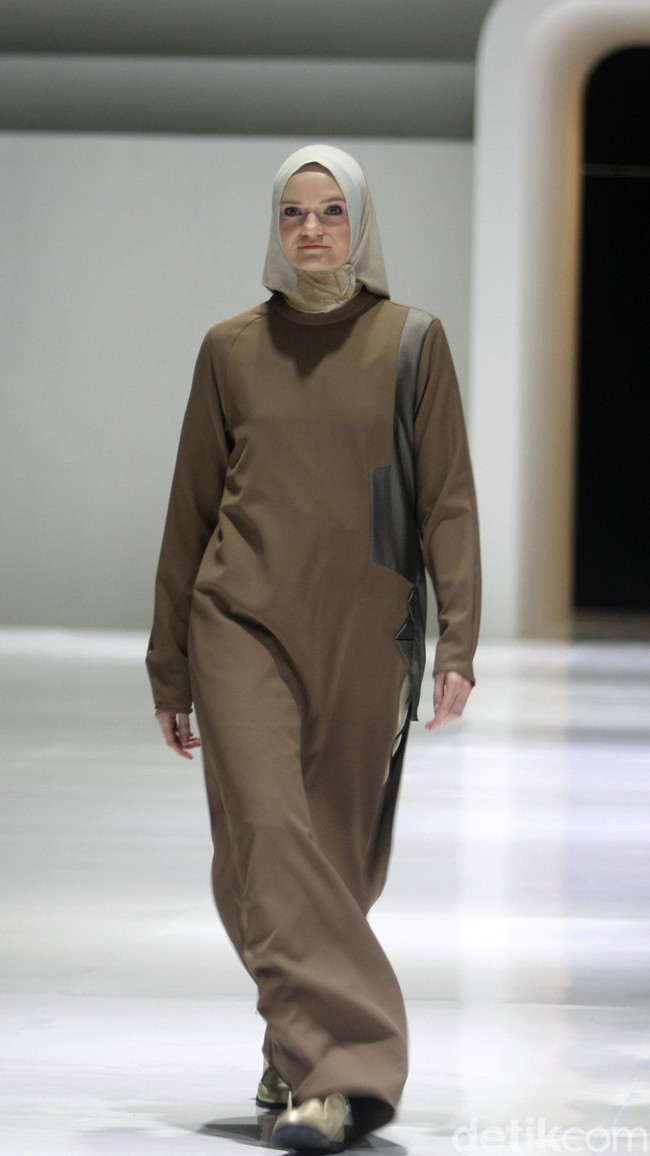 Fashion show busana muslim terbaru L.tru yang mengangkat tema Lets Talk di Ballroom Fairmont Hotel Jakarta. Rabu [12/4/2018]. [Foto: Mohammad Abduh/Wolipop].