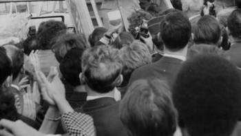 Warga Paris, Prancis langsung menyerbu bandara untuk bertemu dengan Gagarin. Foto: Getty Images