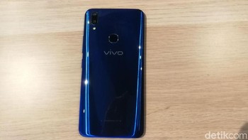 Tergoda untuk membeli varian warna terbaru Vivo V9 ini? (Foto: detikINET/Muhammad Alif Goenawan)