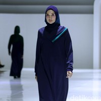 Fashion show busana muslim terbaru L.tru yang mengangkat tema Lets Talk di Ballroom Fairmont Hotel Jakarta. Rabu [12/4/2018]. [Foto: Mohammad Abduh/Wolipop].