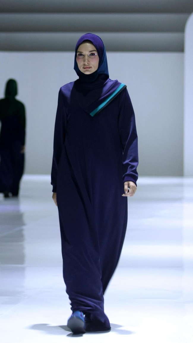 Fashion show busana muslim terbaru L.tru yang mengangkat tema Lets Talk di Ballroom Fairmont Hotel Jakarta. Rabu [12/4/2018]. [Foto: Mohammad Abduh/Wolipop].