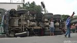 Foto: Evakuasi Truk Molen yang Terguling di Jatibaru