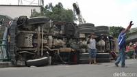 Lalu lintas disekitar terpantau ramai lancar cenderung macet akibat banyaknya pengendara yang melintas berhenti untuk melihat truk molen tersebut.
