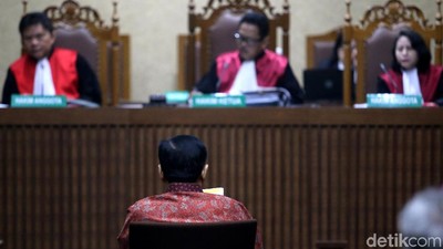 Tingkah Novanto di Sidang Sebelum Vonis: Tidur hingga Menangis