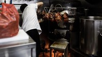 Dibantu dengan dua asistennya untuk melayani parang pengunjung, biasanya Chef Chan mengizinkan untuk pengunjung dan jurnalis mengambil foto ketika ia memasak atau mengobrol sebentar dengan dirinya. Foto: Istimewa