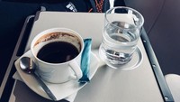 Segelas kopi dan segelas air mineral menemani penerbangan Irwansyah menuju Medan. Kurang camilannya nih kayaknya. Foto: instagram @irwansyah_15