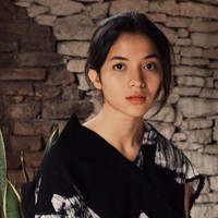 Rambut dicepol asal dengan wajah polos, Putri Marino tetap saja terlihat menarik. Di dalam fotonya ini, Putri menggunakan busana batik dari Lulu Lutfi Labibi.  Foto: Instagram