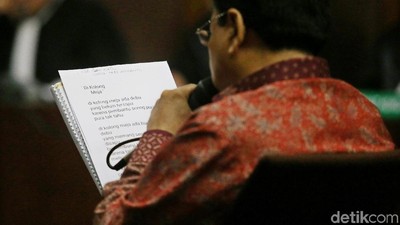 Momen Novanto Baca Puisi saat Pleidoi