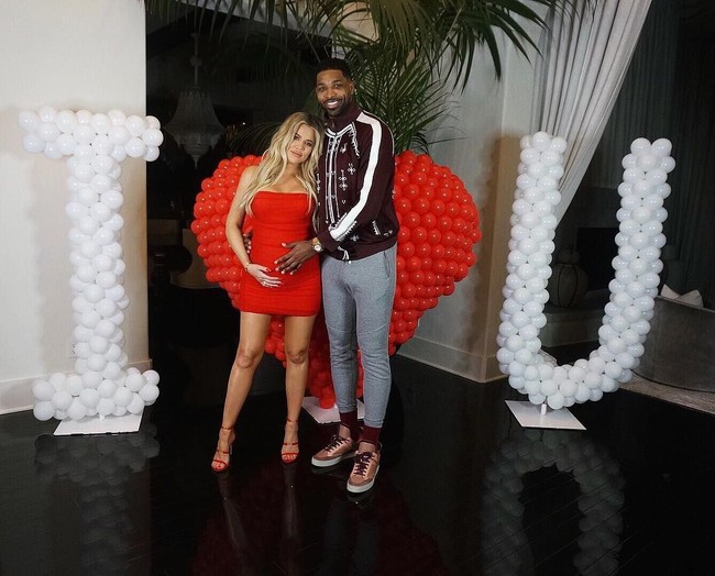 Perayaan momen Valentine romantis, Khloe Kardashian memilih merah cerah yang seduktif. Foto: Dok. Instagram/Khloe Kardashian