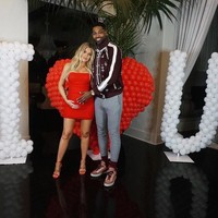 Perayaan momen Valentine romantis, Khloe Kardashian memilih merah cerah yang seduktif. Foto: Dok. Instagram/Khloe Kardashian