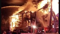 Kebakaran besar terjadi di permukiman dekat kawasan hutan California, AS. Empat orang dalam keadaan kritis akibat kejadian ini. Sementara itu satu apartemen hangus terbakar. Penyebab kebakaran masih belum diketahui.  (Foto: Dok. Fox Carolina)