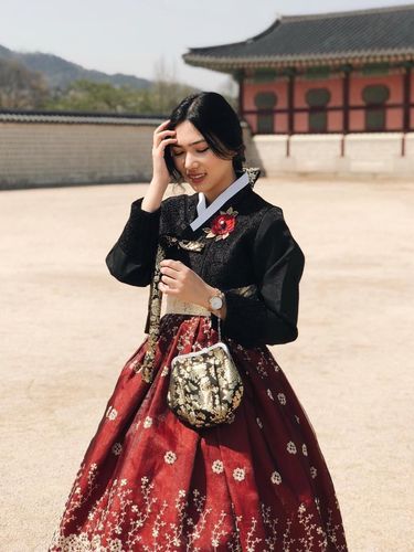 Pakai Hanbok Kecantikan Isyana Sarasvati Disebut Mirip Park Shin Hye