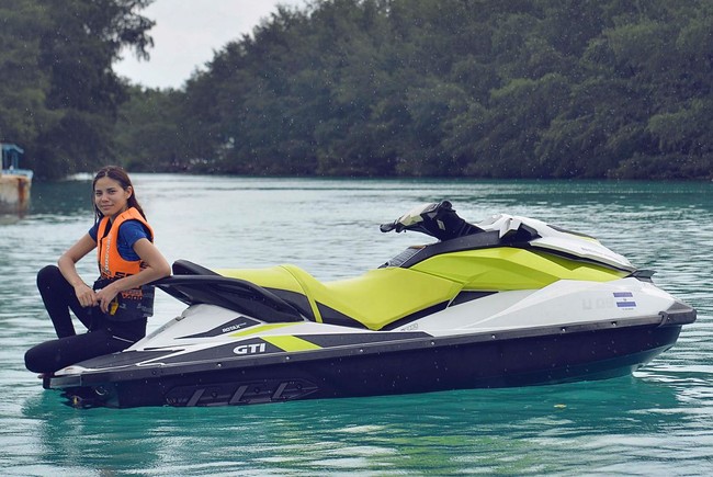 Bergaya sporty lengkap dengan jaket pengaman, pesona finalis Miss Universe 2015 tetap terpancar maksimal. (Foto: Instagram/Anindya K. Putri)