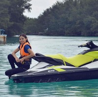 Bergaya sporty lengkap dengan jaket pengaman, pesona finalis Miss Universe 2015 tetap terpancar maksimal. (Foto: Instagram/Anindya K. Putri)