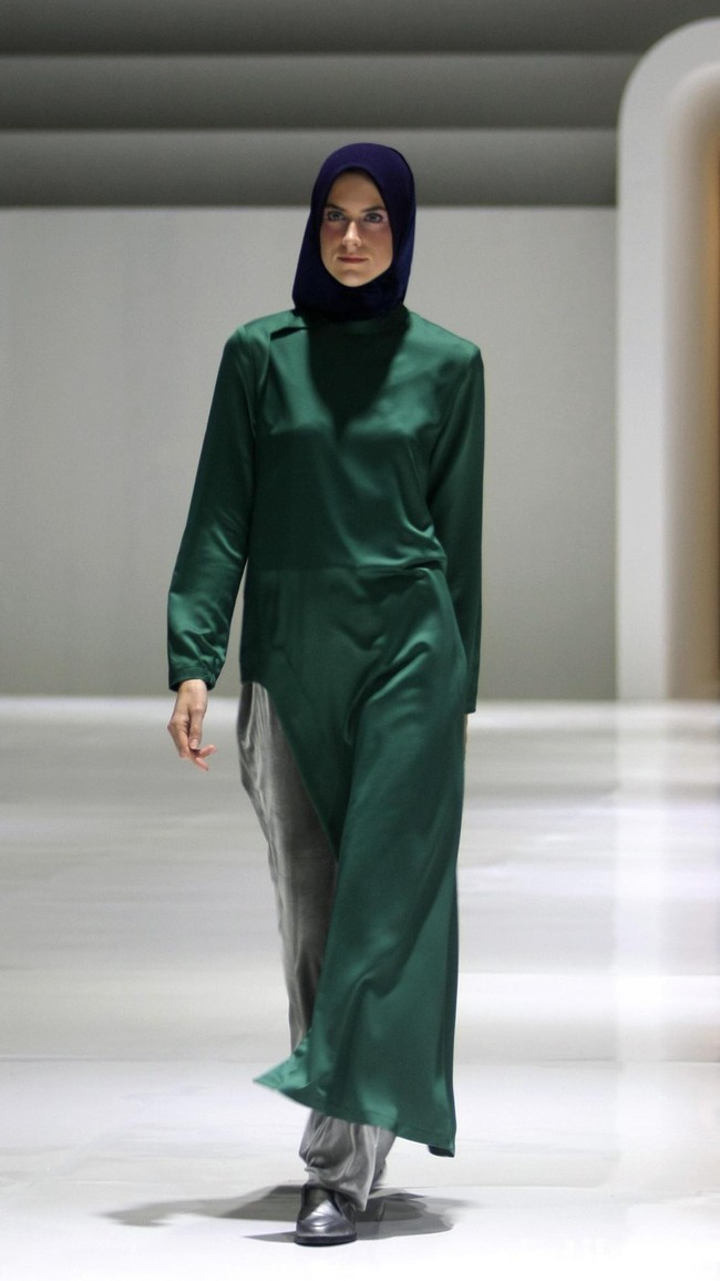 Fashion show busana muslim terbaru L.tru yang mengangkat tema Lets Talk di Ballroom Fairmont Hotel Jakarta. Rabu [12/4/2018]. [Foto: Mohammad Abduh/Wolipop].