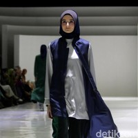 Fashion show busana muslim terbaru L.tru yang mengangkat tema Lets Talk di Ballroom Fairmont Hotel Jakarta. Rabu [12/4/2018]. [Foto: Mohammad Abduh/Wolipop].