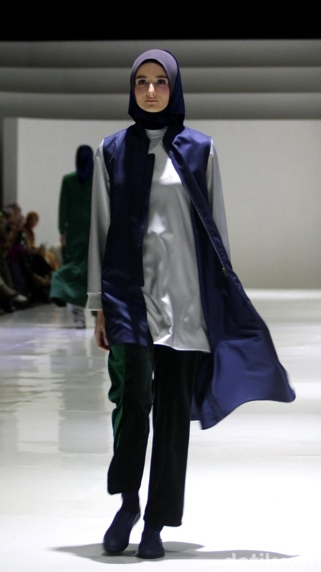 Fashion show busana muslim terbaru L.tru yang mengangkat tema Lets Talk di Ballroom Fairmont Hotel Jakarta. Rabu [12/4/2018]. [Foto: Mohammad Abduh/Wolipop].