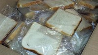  Tak kalah kurang kerjaan, ada orang yang membungkus satu per satu lembaran roti tawar. Kamu berminat nggak? Foto: Istimewa