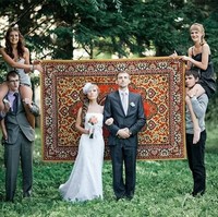 Kita selalu butuh para sahabat untuk membuat hari pernikahan lebih spesial, termasuk foto pernikahan. Foto: Dok. Bored Panda