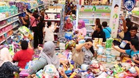 Para pengunjung sangat senang akan kemurahan hati sang pangeran. (Foto: Dok. Facebook via Asia One)