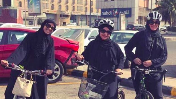 Pertama Kalinya, Puluhan Wanita Bersepeda Bersama di Arab