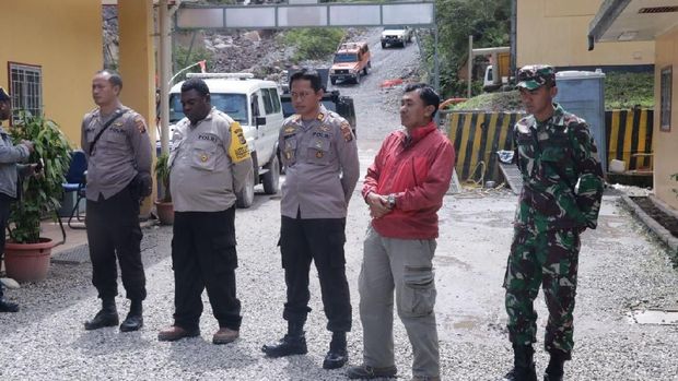 TNI-Polri bantu menyumbang babi untuk ritual bakar batu 