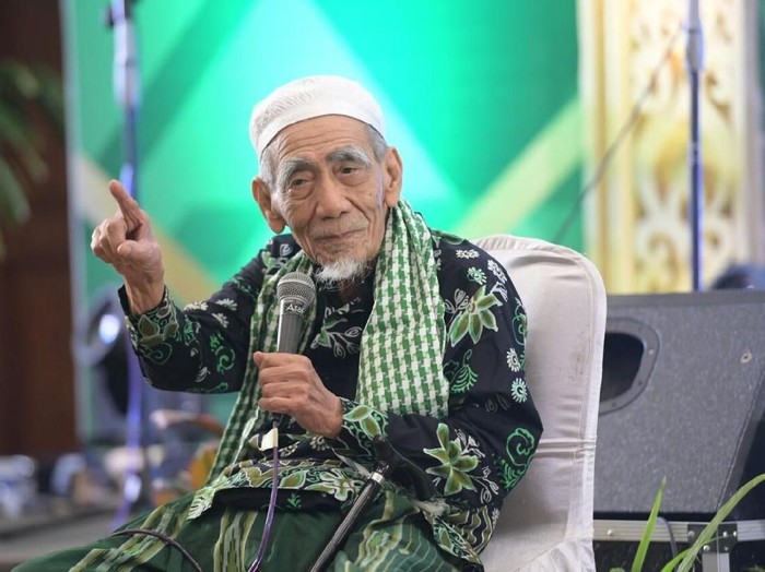 Mbah Moen mengikuti tren sorban ala Romahurmuziy