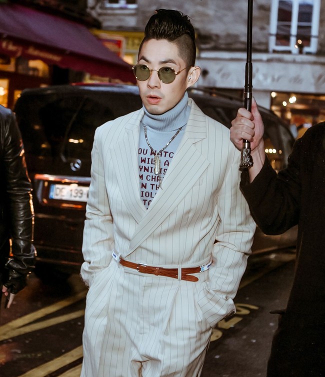 Aktor kelahiran 1978 ini juga dikenal sebagai penyanyi. Penampilan Vannes Wu kini terlihat sangat stylish. Foto: Instagram