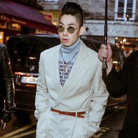 Aktor kelahiran 1978 ini juga dikenal sebagai penyanyi. Penampilan Vannes Wu kini terlihat sangat stylish. Foto: Instagram