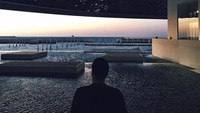 Begini gaya fotonya saat berkunjung ke Louvre Museum yang di Abu Dhabi. Kekinian banget kan? (tunku_idris/ Instagram