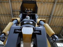 Keren! Pria Ini Bikin Sendiri Robot Raksasa ala Gundam