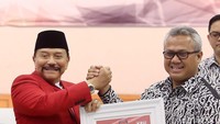 Ketum PKPI Hendropriyono menerima nomor urut peserta Pemilu dari Ketua KPU Arief Budiman.