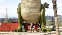 Banyak tempat yang telah dikunjunginya, sebut saja Cleveland, Montana, Miaimi, Meksiko, Kosta Rika, Jepang, Thailand, St Barth, Yunani, Dubai, dan masih banyak lagi. (khloekardashian/Instagram)