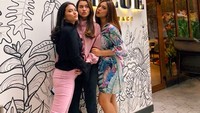 Hangout bareng sahabat makin seru sambil makan enak. Kali ini Aaliyah dan Marsha Aruan memilih bersantap di restoran dengan menu sehat. Foto: Instagram aaliyah.massaid