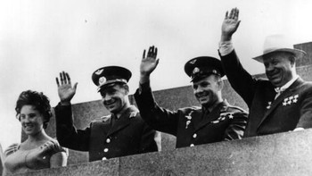 Potret Presiden Uni Soviet Nikita S. Krushchev melambaikan tangan bersama Gagarin kepada massa di Moskow. Foto: Getty Images