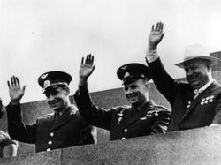 Momen Langka Manusia Pertama Luar Angkasa