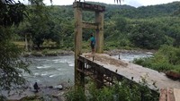 Jembatan yang telah dibuat tahun 2015 lalu juga tidak kunjung rampung hingga saat ini.