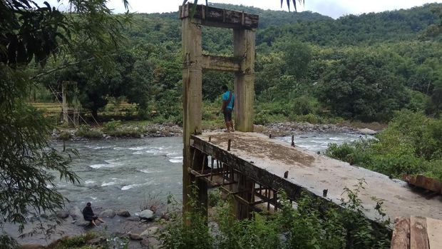 Mimpi Suram Siswi yang Berenang ke Sekolah