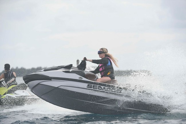 Satu lagi aksi salah satu kontestan Miss Universe 2015 bermain jet ski. (Foto: Instagram/Anindya K. Putri)