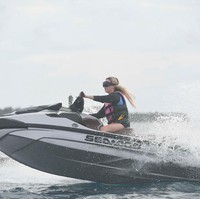 Satu lagi aksi salah satu kontestan Miss Universe 2015 bermain jet ski. (Foto: Instagram/Anindya K. Putri)