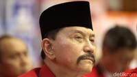 Ketua Umum PKPI Hendropriyono memutuskan berhenti dari dunia politik tak lama setelah PKPI resmi menjadi peserta Pemilu 2019. “Karena ini saat saya terakhir di dunia politik. Saya pribadi sudah merasa cukup adalah cukup untuk di dunia politik nasional. Bulan depan usia saya 73 mau 74, kalau tidak mau berhenti juga nanti diberhentikan Tuhan, enough is enough, ujar Hendro. (Foto: Grandyos Zafna/detikcom)