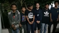 YouTuber Erlanggs atau Erlangga Alfreda Davian dan teman-temannya sudah ditemui polisi terkait prank pocong yang meresahkan dan bikin seorang ibu marah-marah. Selain membuat pernyataan tak akan mengulangi perbuatannya, Erlangga Cs juga diberi sanksi membersihkan taman di Jl H Beden. Foto: (dok Ketua RT 10 Niman)